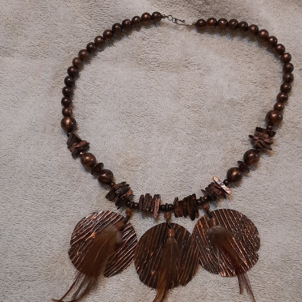 Elegant Brown Feather Necklace - Picture 3 of 3